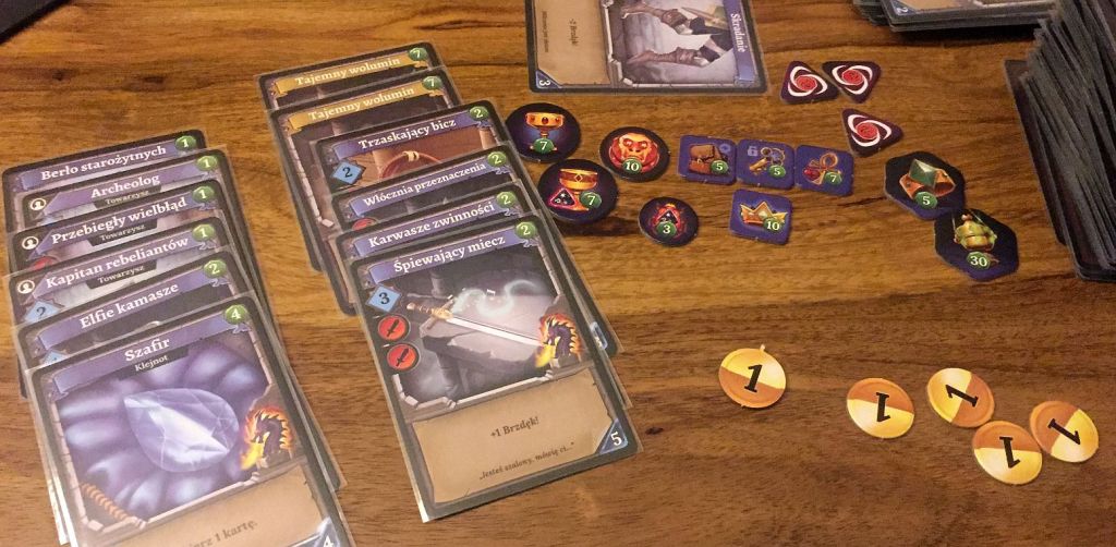 The final loot my adventurer managed to gather - two artifacts, plenty of items, some very interesting cards. But the greed was too big and I did not managed to reach surface...